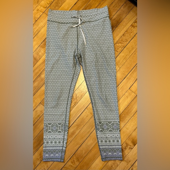 White Fox Boutique x Sarah’s Day Vinyasa Flow Leggings - Picture 4 of 6